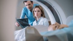 Schon früher waren teure Untersuchungen und Medikamente chefarztpflichtig, diese Schranke soll aus Kostengründen wieder eingeführt werden. (Bild: LIGHTFIELD STUDIOS - stock.adobe.com)