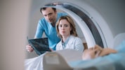 Schon früher waren teure Untersuchungen und Medikamente chefarztpflichtig, diese Schranke soll aus Kostengründen wieder eingeführt werden. (Bild: LIGHTFIELD STUDIOS - stock.adobe.com)