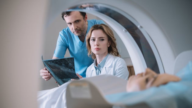 Schon früher waren teure Untersuchungen und Medikamente chefarztpflichtig, diese Schranke soll aus Kostengründen wieder eingeführt werden. (Bild: LIGHTFIELD STUDIOS - stock.adobe.com)