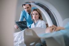 Schon früher waren teure Untersuchungen und Medikamente chefarztpflichtig, diese Schranke soll aus Kostengründen wieder eingeführt werden. (Bild: LIGHTFIELD STUDIOS - stock.adobe.com)
