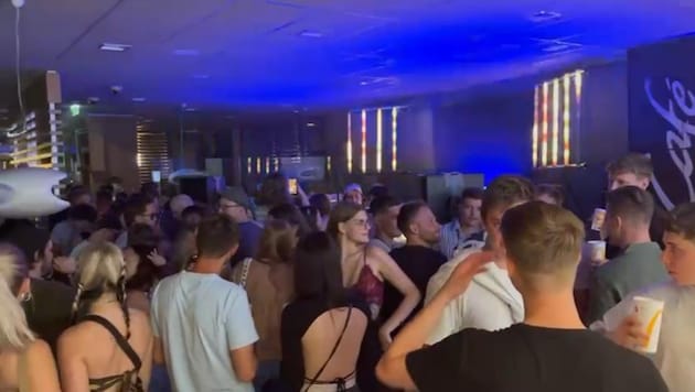 Der Bestellbereich des McDonalds in Wolfsberg wird zum Dancefloor. (Bild: Richard Brandt)