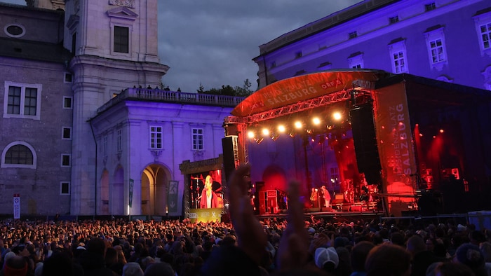 10.000 Besucher pilgerten auf den Residenzplatz. Das Konzert war bereits seit Monaten ausverkauft. 