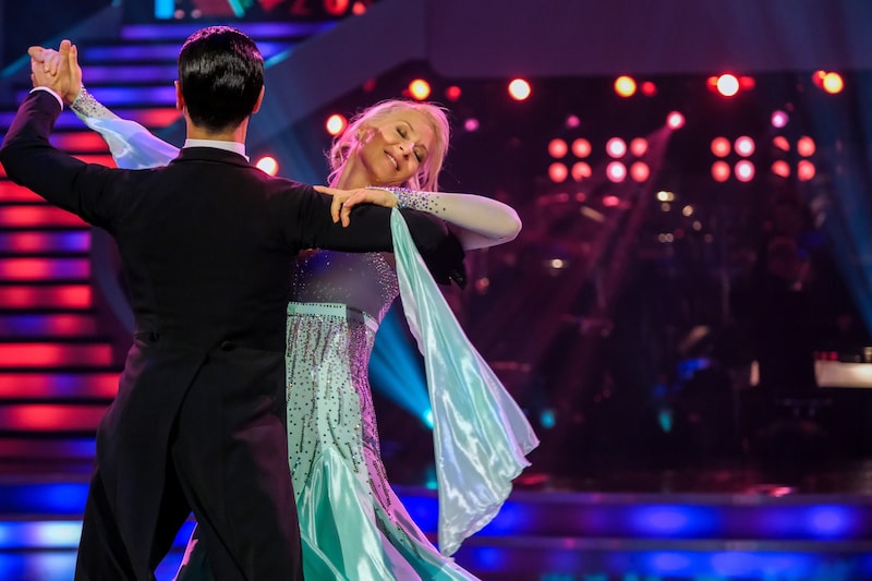 Simone Lugner tanzte einen Slowfox bei „Dancing Stars“ und berührte mit einer Liebes-Erklärung an ihren Richard. (Bild: Hans Leitner)