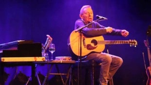Er kam, sah und sang in der Csello Mühle in Oslip: Wolfgang Ambros gab sein Comeback am Freitagabend im Burgenland. (Bild: Reinhard Judt)