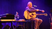 Er kam, sah und sang in der Csello Mühle in Oslip: Wolfgang Ambros gab sein Comeback am Freitagabend im Burgenland. (Bild: Reinhard Judt)