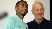Ralph Krueger mit Fußball-Star David Alaba.