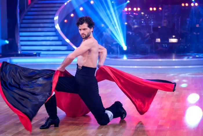 Aaron Karl zeigte beim Paso Doble viel Haut.