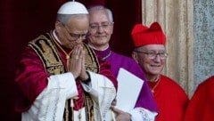 Leo XIV. während seines ersten Auftritts als frisch gewählter Papst (Bild: AP/Domenico Stinellis)