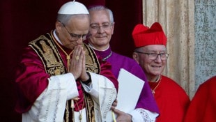 Leo XIV. während seines ersten Auftritts als frisch gewählter Papst (Bild: AP/Domenico Stinellis)