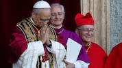Leo XIV. während seines ersten Auftritts als frisch gewählter Papst (Bild: AP/Domenico Stinellis)
