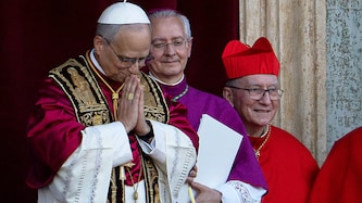 Leo XIV. während seines ersten Auftritts als frisch gewählter Papst (Bild: AP/Domenico Stinellis)