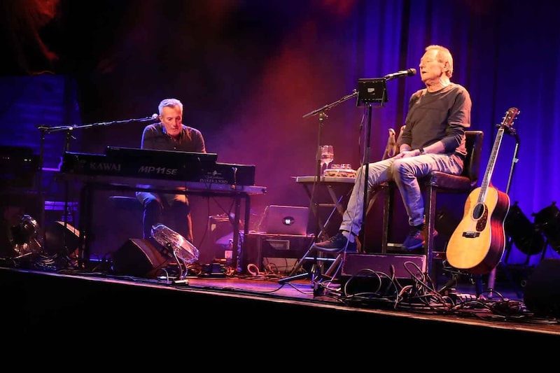Mit dem Bandl aus dem Spital ... Ambros bescherte Hunderten Fans einen tollen Konzertabend. (Bild: Reinhard Judt)