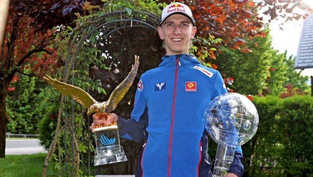 Erstmals posiert Daniel Tschofenig für das „Krone“-Interview mit beiden Trophäen der Vorsaison. Der Adler für den Vierschanzentournee-Sieg wiegt alleine fast 20 Kilo. (Bild: Kuess Josef)