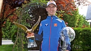 Erstmals posiert Daniel Tschofenig für das „Krone“-Interview mit beiden Trophäen der Vorsaison. Der Adler für den Vierschanzentournee-Sieg wiegt alleine fast 20 Kilo. (Bild: Kuess Josef)