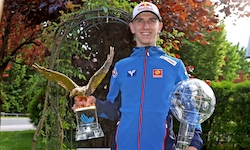 Erstmals posiert Daniel Tschofenig für das „Krone“-Interview mit beiden Trophäen der Vorsaison. ...