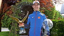 Erstmals posiert Daniel Tschofenig für das „Krone“-Interview mit beiden Trophäen der Vorsaison. ...