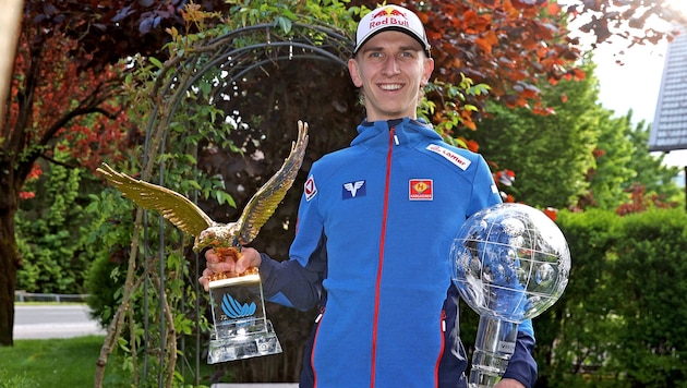 Erstmals posiert Daniel Tschofenig für das „Krone“-Interview mit beiden Trophäen der Vorsaison. Der Adler für den Vierschanzentournee-Sieg wiegt alleine fast 20 Kilo. (Bild: Kuess Josef)