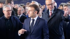 Starmer, Macron und Merz bei ihrer Ankunft am Bahnhof in Kiew  (Bild: EPA/LUDOVIC MARIN / POOL)
