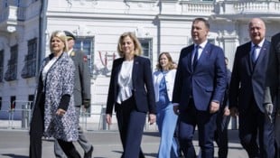 Klaudia Tanner (ÖVP, li.) und Beate Meinl-Reisinger (NEOS, 2.v.li.) müssen bei den ...