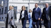 Klaudia Tanner (ÖVP, li.) und Beate Meinl-Reisinger (NEOS, 2.v.li.) müssen bei den Ressortbudgets ordentlich kürzen. (Bild: APA/ANDY WENZEL)