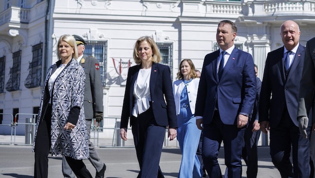 Klaudia Tanner (ÖVP, li.) und Beate Meinl-Reisinger (NEOS, 2.v.li.) müssen bei den Ressortbudgets ordentlich kürzen. (Bild: APA/ANDY WENZEL)