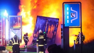 Die Einsatzkräfte standen einer Feuerwand gegenüber (Bild: Matthias Lauber/laumat.at)