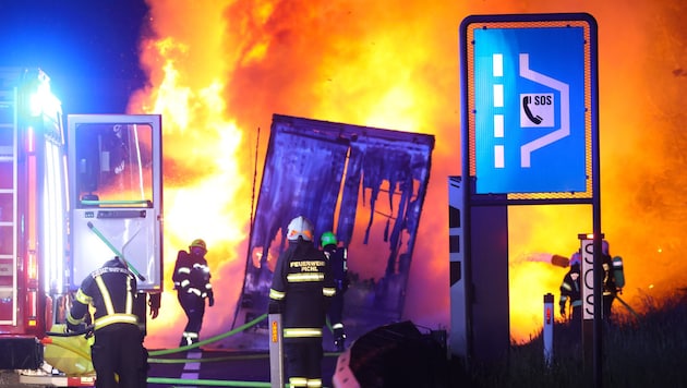 Die Einsatzkräfte standen einer Feuerwand gegenüber (Bild: Matthias Lauber/laumat.at)