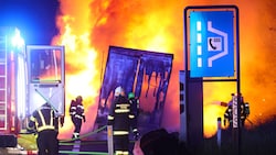 Die Einsatzkräfte standen einer Feuerwand gegenüber (Bild: Matthias Lauber/laumat.at)