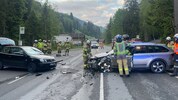 Beide Autos wurden durch die Wucht des Aufpralls massiv beschädigt. (Bild: ZOOM Tirol)