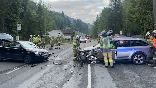 Beide Autos wurden durch die Wucht des Aufpralls massiv beschädigt.