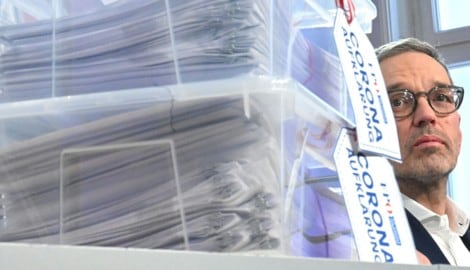 Es ist nicht das erste Mal, dass der FPÖ-Chef versucht, Antworten zu Corona zu bekommen – nun reitet er eine neue Großattacke. (Bild: APA/Helmut Fohringer)