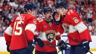 Was auch immer die Panthers-Cracks hier ausgeheckt haben, am Ende ist ein Sieg in den NHL-Playoffs herausgesprungen ... (Bild: AFP/CARMEN MANDATO)