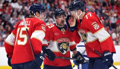 Was auch immer die Panthers-Cracks hier ausgeheckt haben, am Ende ist ein Sieg in den NHL-Playoffs herausgesprungen ... (Bild: AFP/CARMEN MANDATO)
