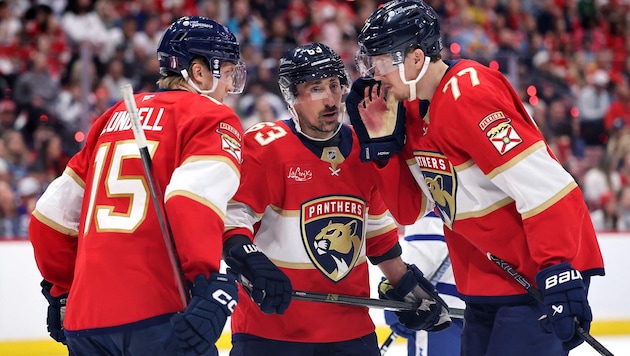 Was auch immer die Panthers-Cracks hier ausgeheckt haben, am Ende ist ein Sieg in den NHL-Playoffs herausgesprungen ... (Bild: AFP/CARMEN MANDATO)