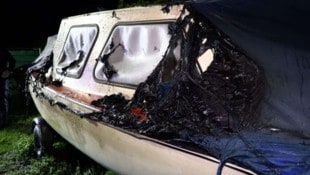 Das abgefackelte Boot in Hard.  (Bild: Shourot Maurice)