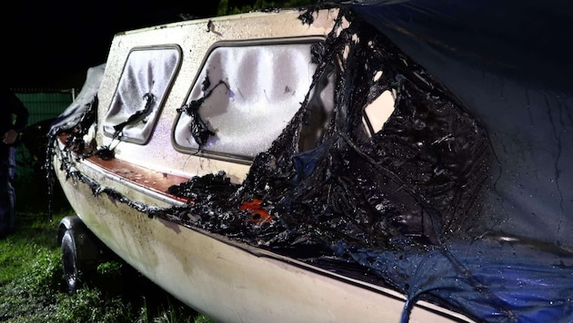 Das abgefackelte Boot in Hard.  (Bild: Shourot Maurice)