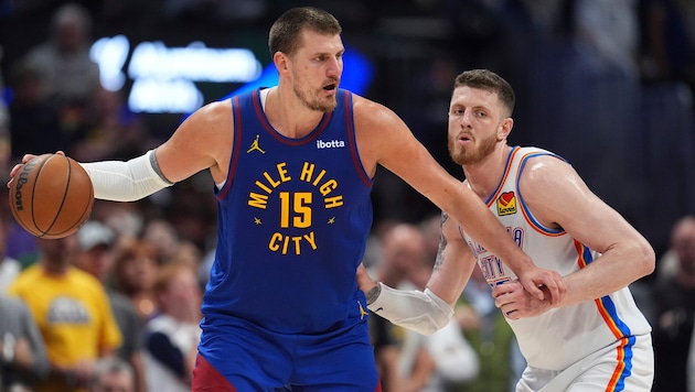 Denvers Nikola Jokic (l. ) (Bild: AP/David Zalubowski)