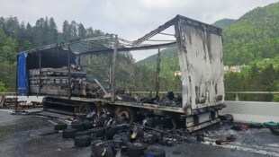 Der völlig ausgebrannte Transporter auf der italienischen Autobahn.