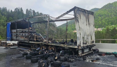 Der völlig ausgebrannte Transporter auf der italienischen Autobahn. (Bild: Gerhard Dörfler)