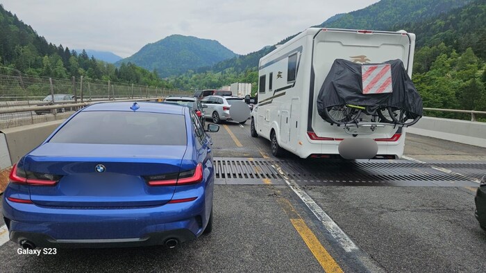 Stundenlang mussten Reisende auf der Autobahn ausharren – ohne Informationen!