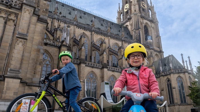 Mariendom Linz: Kinderfahrzeug-Segnung und Action Parcours