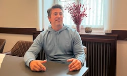 Christian Mayrhofer ist 48 Jahre alt und war 14 Jahre als Lehrer tätig, obwohl er nicht alle ...