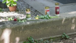 Rosen, Tulpen und Kerzen wurden am Tatort abgelegt. (Bild: Jürgen Fuchs)