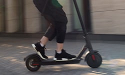 25 km/h schnell darf ein E-Scooter in Österreich sein – der, mit dem die Burschen unterwegs ...