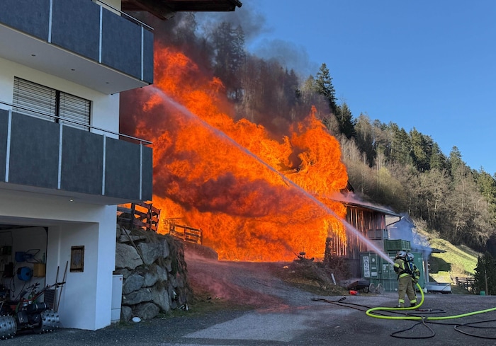 Die Flammenwand näherte sich gefährlich dem Wohnhaus, die Feuerwehr konnte es retten.