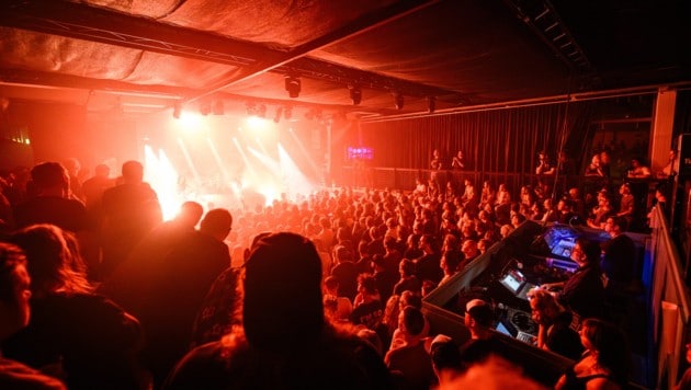 Das Festival rund um das Alte Hallenbad zieht jedes Jahr tausende Menschen an. (Bild: Matthias Rhomberg)