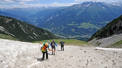 Wie heikel es sein kann, ein Schneefeld zu betreten, zeigt die Szene auf diesem Bild. (Bild: Peter Freiberger)