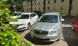 Mit diesem Auto war der Verdächtige nach München geflüchtet. Dort ging es dann mit dem Zug in ...