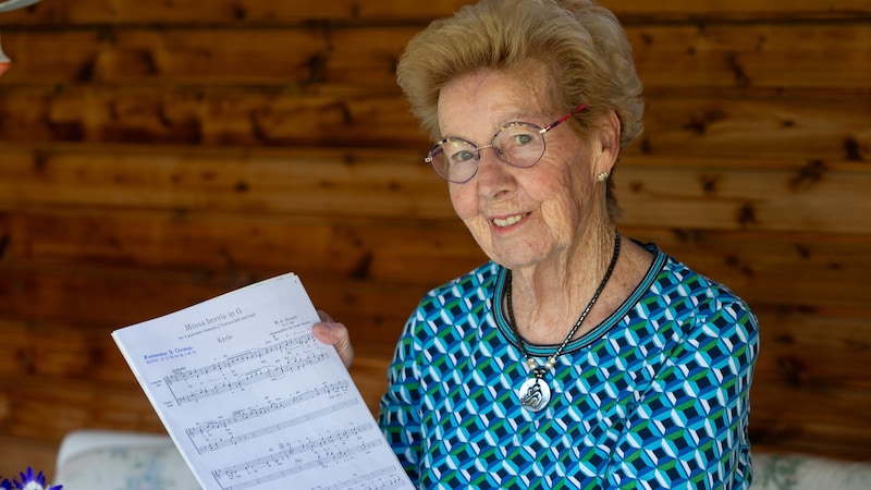 Elfi Thaler mit den Noten des Chors (Bild: Mathis Fotografie)