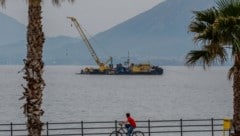 Das Wrack soll mit einem speziellen Schwimmkran aus seinem feuchten Grab gehoben werden.